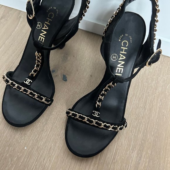 Timeless Chanel Black Suede Sandals with Golden Chain - Picture 8 of 9